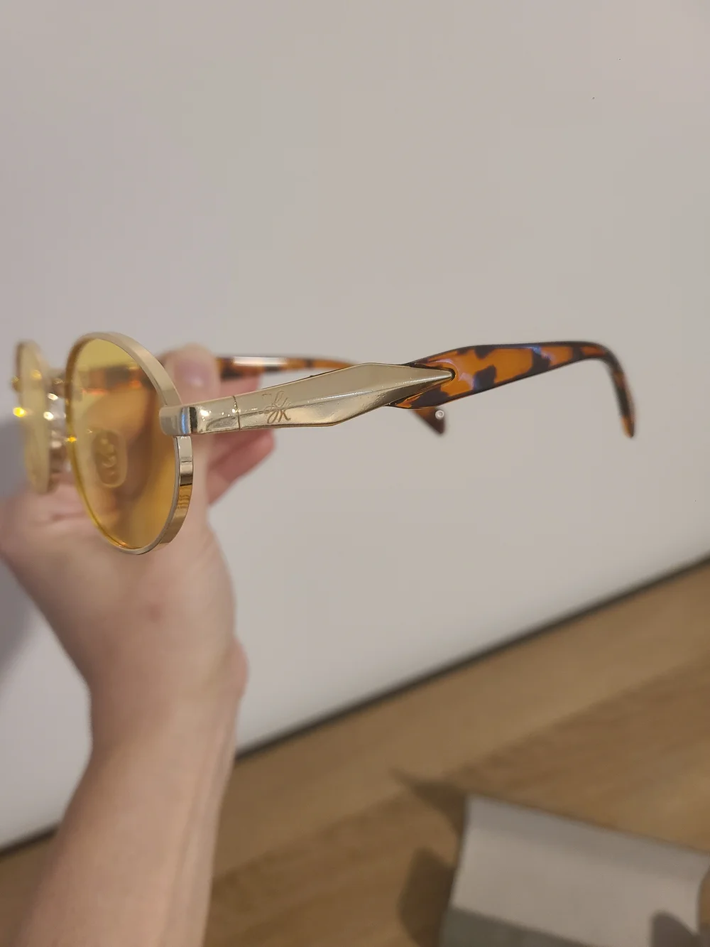 tuk stylish oval